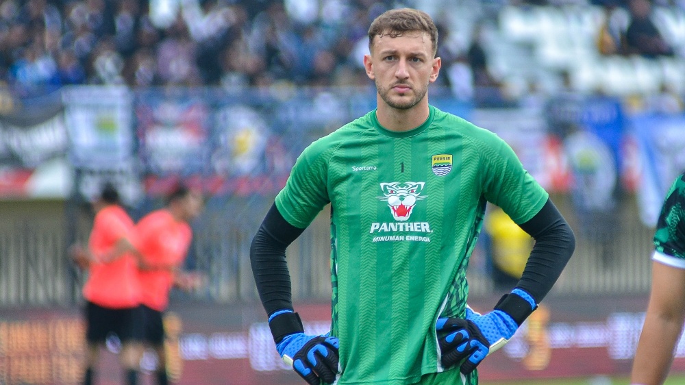 Penjaga gawang Persib Bandung Adam Przybek menjalin chemisty atau pengertian bermain bersama rekan se-kompatriotnya di lini pertahanan.