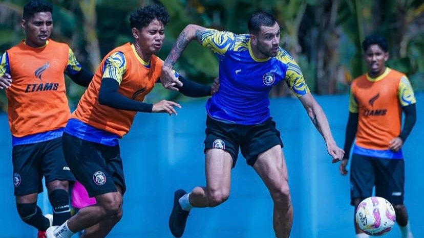 Salah satu klub BRI Super League 2025/26, Arema FC menjalani laga uji coba menghadapi Persija Jakarta dengan kondisi tidak ideal.