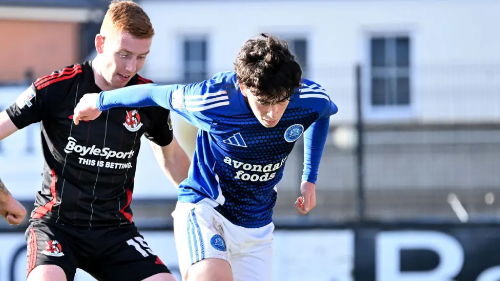 Chelsea berhasil mengamankan tanda tangan Chris Atherton, bintang muda berusia 16 tahun asal Irlandia Utara, Glenavon.