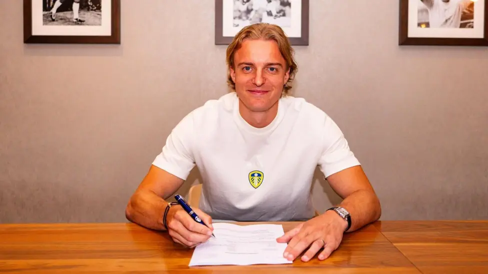 Leeds United terus aktif di bursa transfer dengan mendatangkan bek tengah Belgia Sebastiaan Bornauw dari Wolfsburg.