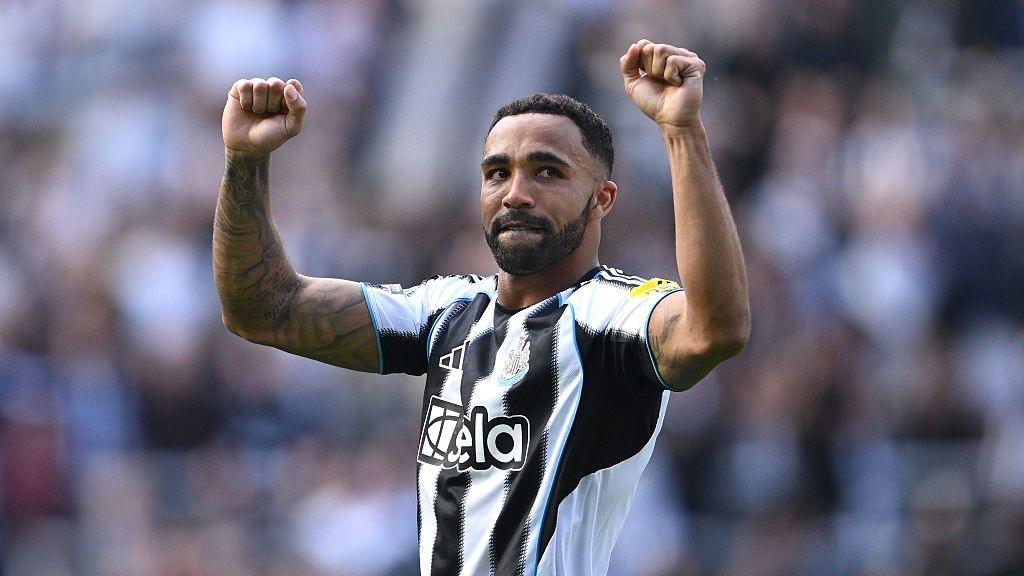 Klub London Barat tengah menjajaki kemungkinan merekrut penyerang berpengalaman Callum Wilson yang kini berstatus bebas transfer.