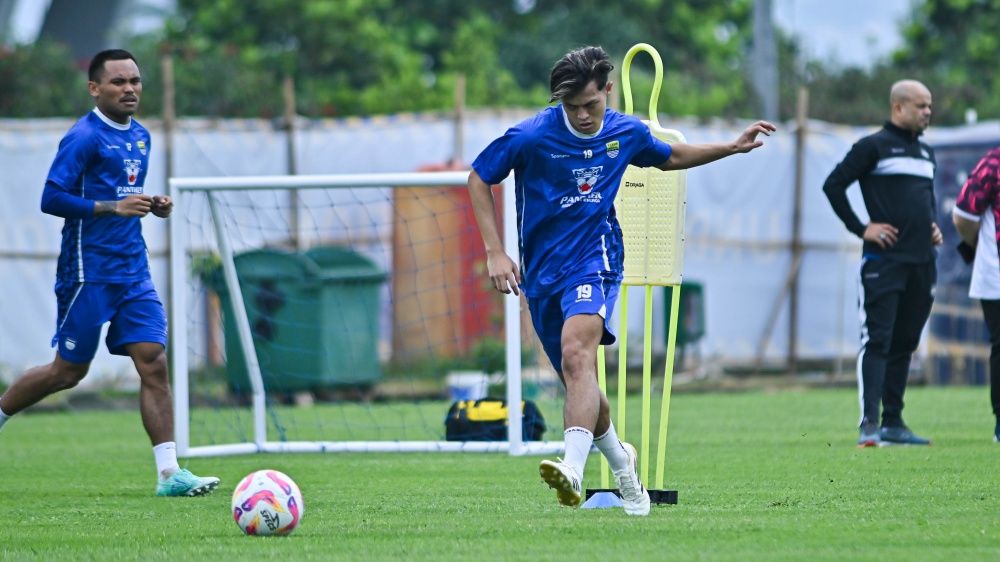Pemain serba bisa asal Semarang, Alfeandra Dewangga akhirnya bisa merealisasikan menjadi pemain Persib Bandung.