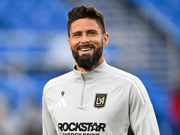 Legenda sepak bola Prancis Olivier Giroud memulai babak baru dalam kariernya dengan menandatangani kontrak satu tahun bersama Lille OSC.