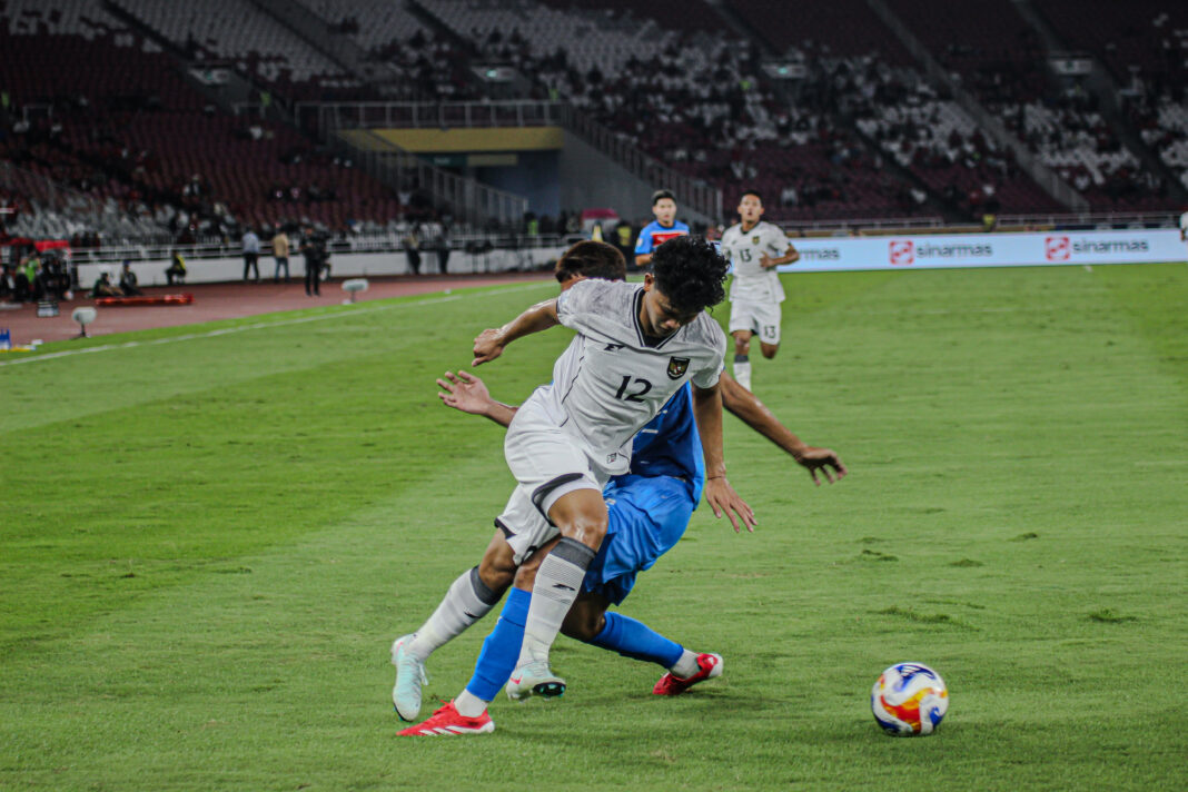 Hokky Caraka Timnas Indonesia U-23 berduel dengan bek Filipina