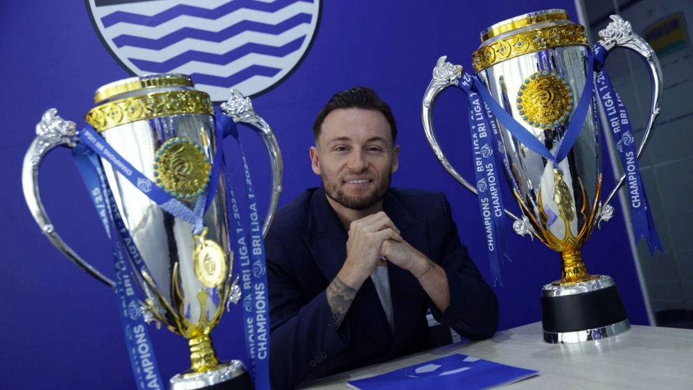 Kapten Persib Bandung, Marc Klok memutuskan untuk bertahan dan menyetujui sodoran kontrak perpanjangan dari manajemen klub selama dua tahun.