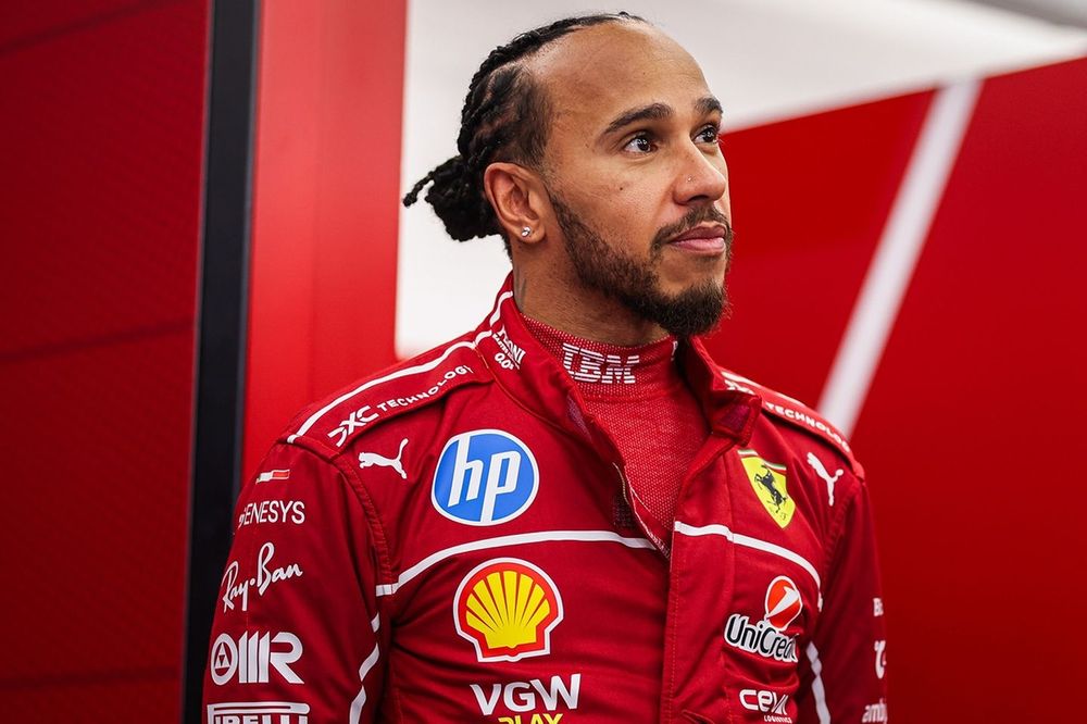 Pembalap legendaris Lewis Hamilton mengungkapkan tekadnya untuk mendorong perubahan di setiap lini operasional Ferrari.