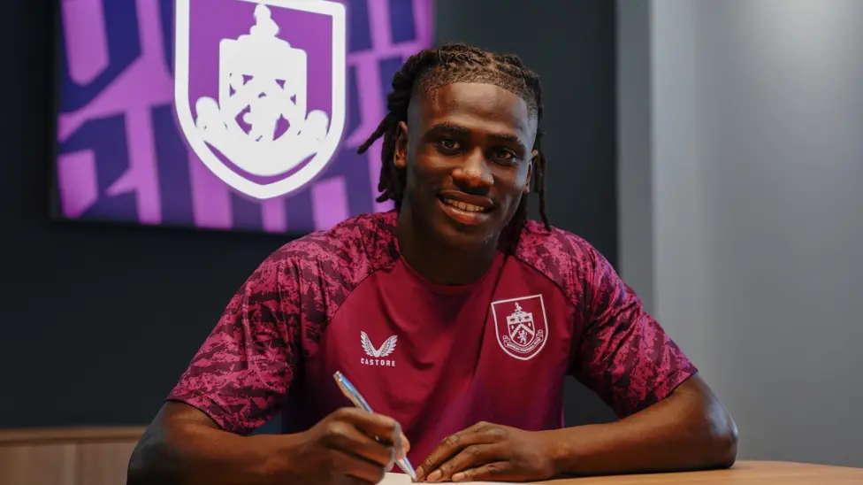 Burnley semakin memperkuat skuadnya jelang musim baru dengan merekrut pemain sayap muda Prancis Loum Tchaouna dari Lazio.