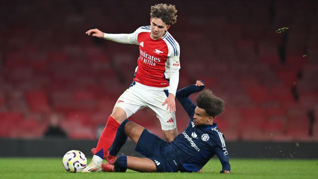 Arsenal membawa dua bintang muda berusia 15 tahun, Max Dowman dan Marli Salmon, dalam rombongan tur pra-musim Asia.