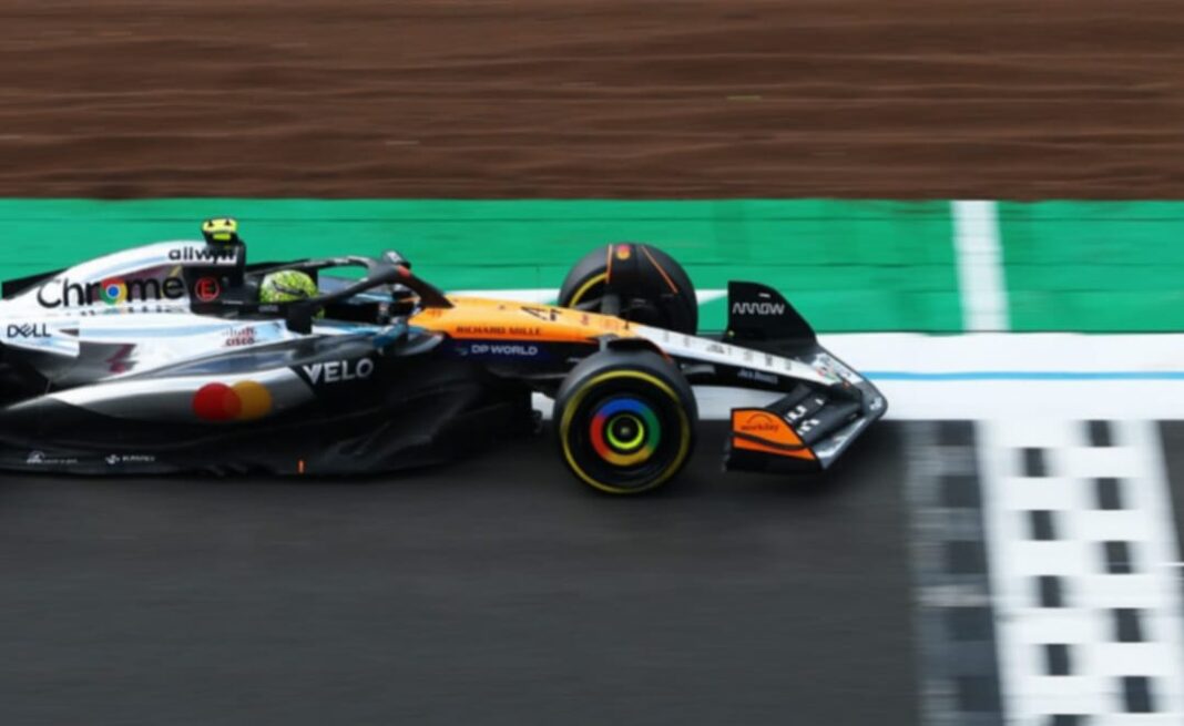 Luka di hidung tak mampu menghentikan kebahagiaan Lando Norris setelah meraih kemenangan bersejarah di Grand Prix Inggris.