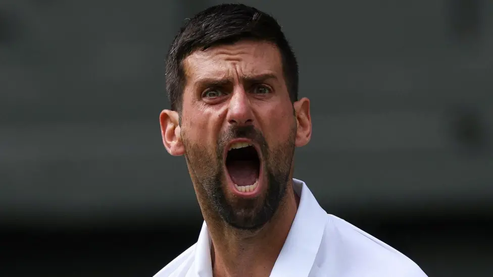 Suasana di Centre Court terasa begitu istimewa ketika Novak Djokovic melangkah ke lapangan dengan kehadiran Roger Federer.