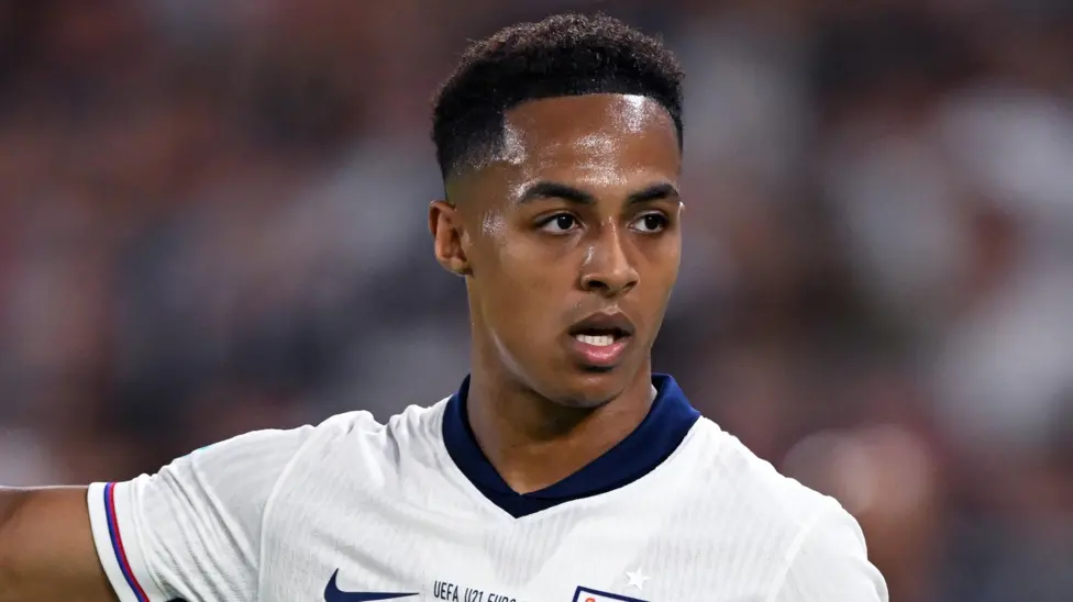 Ipswich Town, dikabarkan menolak tawaran senilai £35 juta dari Brentford untuk mempermanenkan transfer pemain sayap muda, Omari Hutchinson.