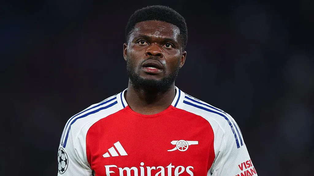Bekas gelandang Arsenal, Thomas Partey, kini berurusan dengan kasus hukum serius setelah didakwa atas enam kasus sekaligus.