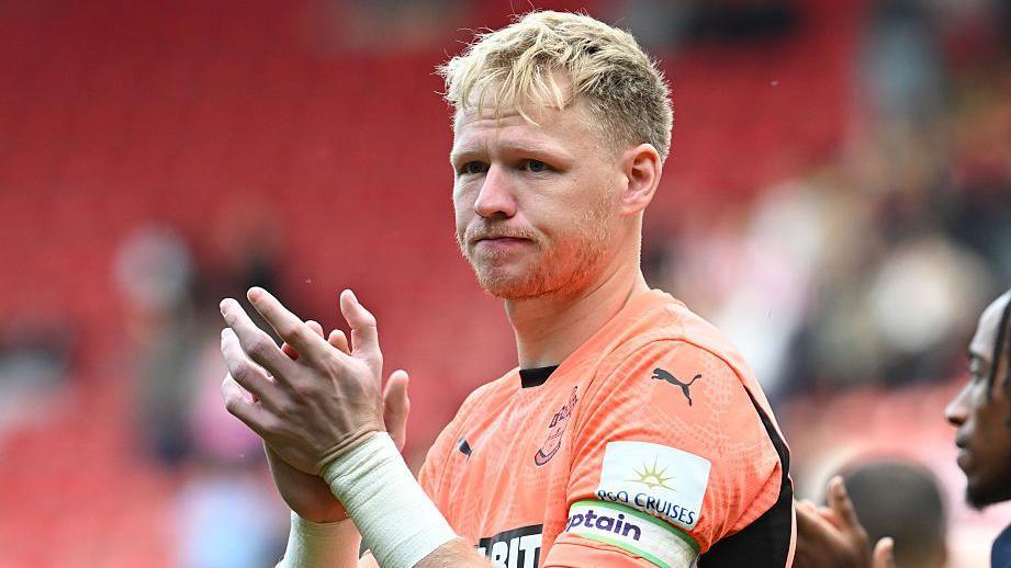 Newcastle United, dikabarkan telah memulai pembicaraan dengan Southampton untuk memboyong penjaga gawang Timnas Inggris, Aaron Ramsdale.