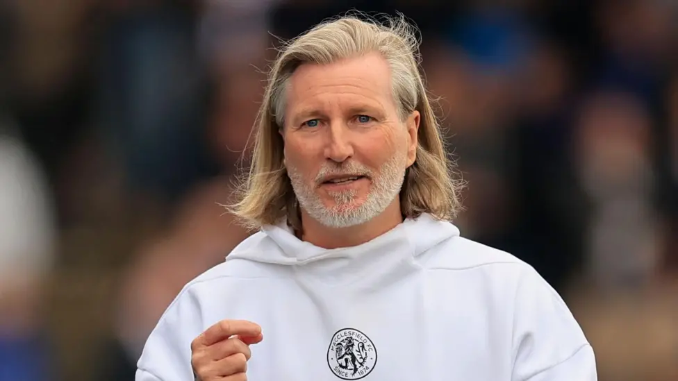 Dunia sepak bola Inggris kembali dikejutkan oleh keputusan Forest Green Rovers yang menunjuk Robbie Savage sebagai manajer baru.