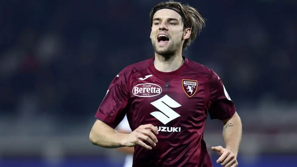 Crystal Palace resmi mengumumkan perekrutan bek sayap kiri asal Kroasia, Borna Sosa, dari Ajax Amsterdam dengan kontrak tiga tahun.