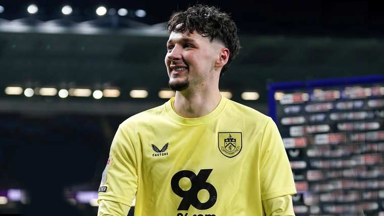 Dua tahun setelah melepasnya ke Burnley, Manchester City kembali mendatangkan kiper muda James Trafford yang didatangkan senilai £27 juta.