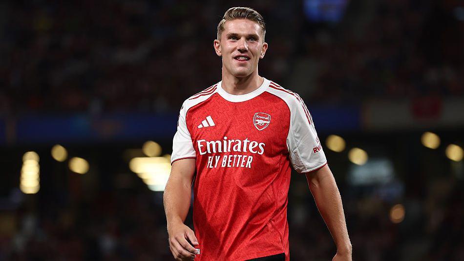 Suasana meriah terjadi saat menyambut kedatangan penyerang anyar Arsenal, Viktor Gyokeres di Stadion Nasional Singapura.