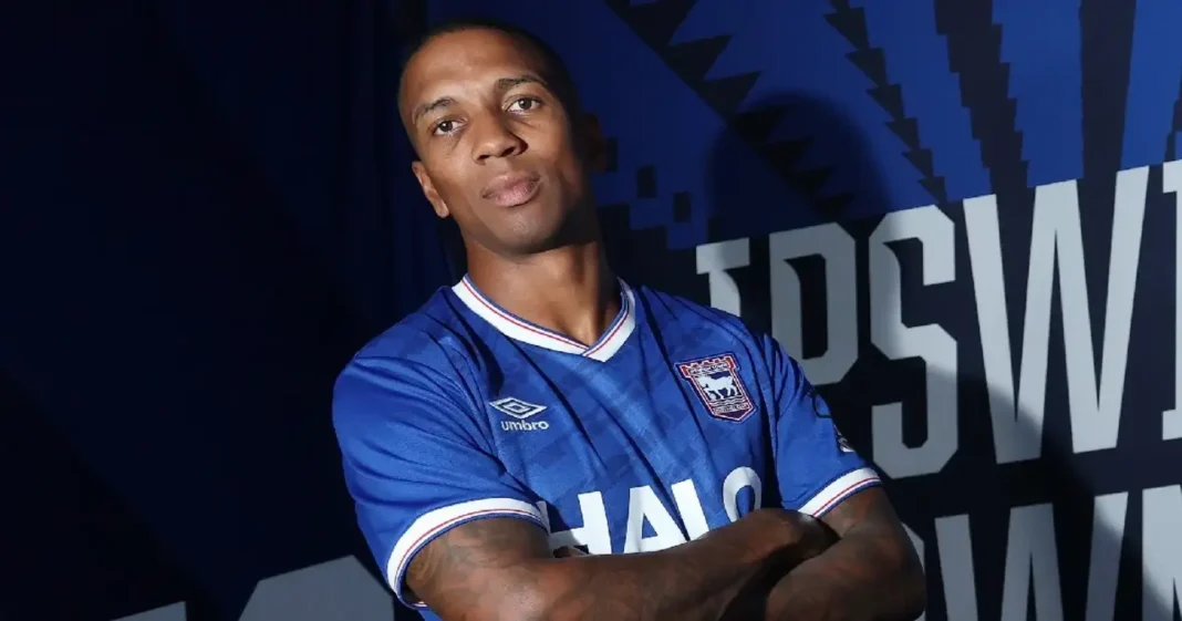 Klub Championship Ipswich Town mengumumkan kedatangan pemain berpengalaman Ashley Young dengan menandatangani kontrak berdurasi satu tahun.