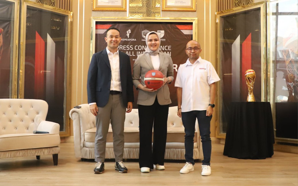 Junas Miradiarsyah (kiri) di konferensi pers IBL All Indonesian Tournament 2025