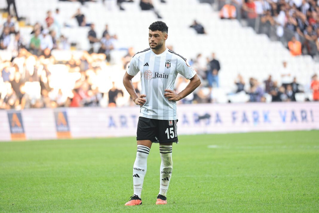 Alex Oxlade-Chamberlain, mantan gelandang Arsenal dan Liverpool, telah resmi berpisah dengan klub Turki Beşiktaş.