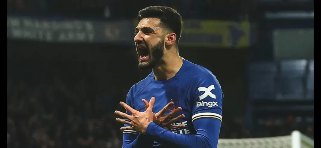 Burnley dikabarkan tengah menjalin pembicaraan intensif untuk memboyong penyerang Chelsea, Armando Broja, dalam transfer permanen.