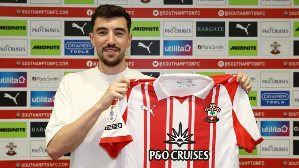 Southampton telah mengamankan tanda tangan gelandang serang Middlesbrough, Finn Azaz, dengan ikatan kontrak berdurasi empat tahun.