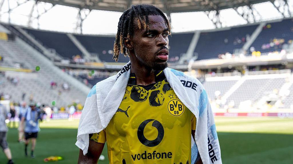 Chelsea dikabarkan telah memberikan lampu hijau kepada Borussia Dortmund untuk memboyong Carney Chukwuemeka dan Aaron Anselmino.