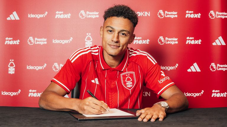 Klub Premier League Nottingham Forest mengumumkan kedatangan penyerang asal Swiss Dan Ndoye dari Bologna dengan kontrak lima tahun.