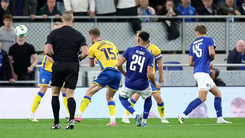 Everton lolos ke putaran ketiga Piala Carabao berkat gol spektakuler dari Carlos Alcaraz yang memastikan kemenangan 2-0 atas Mansfield Town.