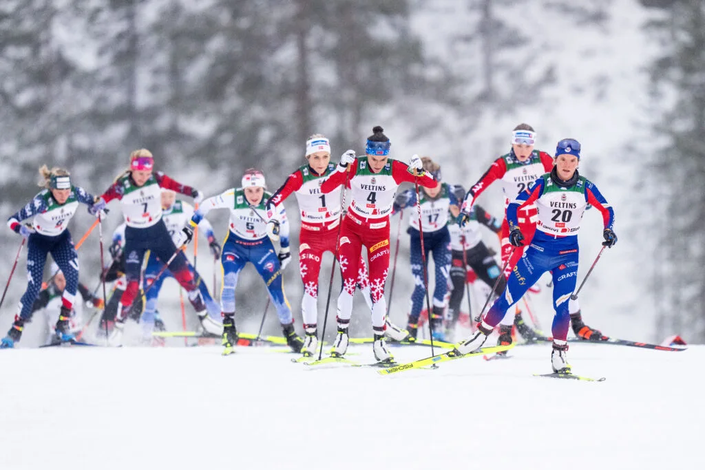 Federasi Ski Internasional (FIS) telah menetapkan dakwaan terhadap dua atlet dan tiga ofisial tim Norwegia.