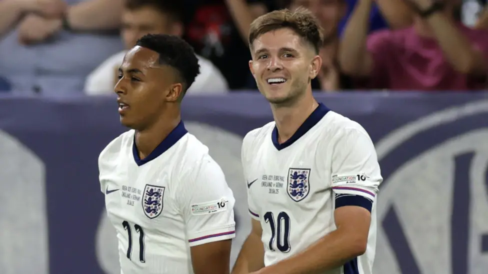 Nottingham Forest tampaknya serius membangun tim kompetitif musim ini dengan menyepakati dua transfer besar.