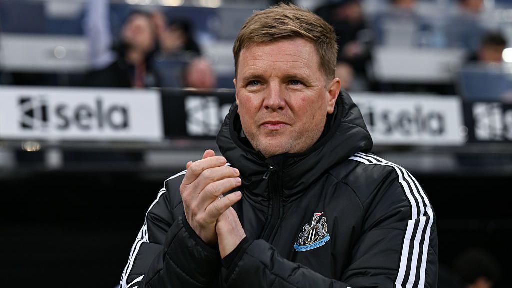 Eddie Howe menyatakan bahwa situasi Alexander Isak tetap terkendali meskipun penyerang tersebut belum bergabung dengan skuad utama.