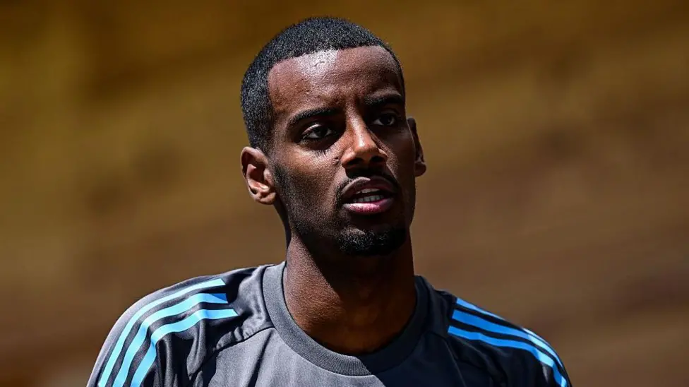 Alexander Isak terlihat berlatih di bekas klubnya Real Sociedad, sementara spekulasi masa depannya di Newcastle United terus bergulir.