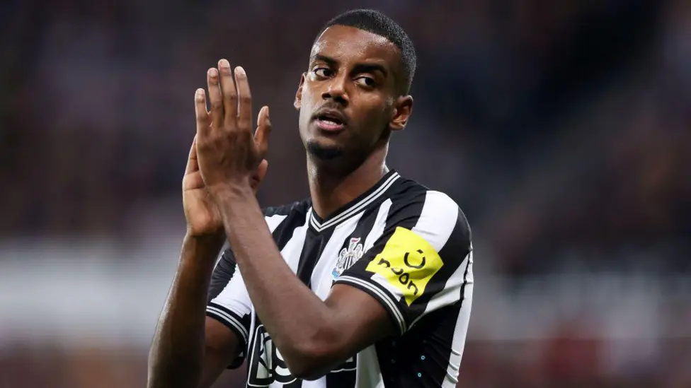 Penyerang andalan Newcastle United, Alexander Isak, dikabarkan bersikeras ingin pindah ke Liverpool sebelum bursa transfer ditutup.
