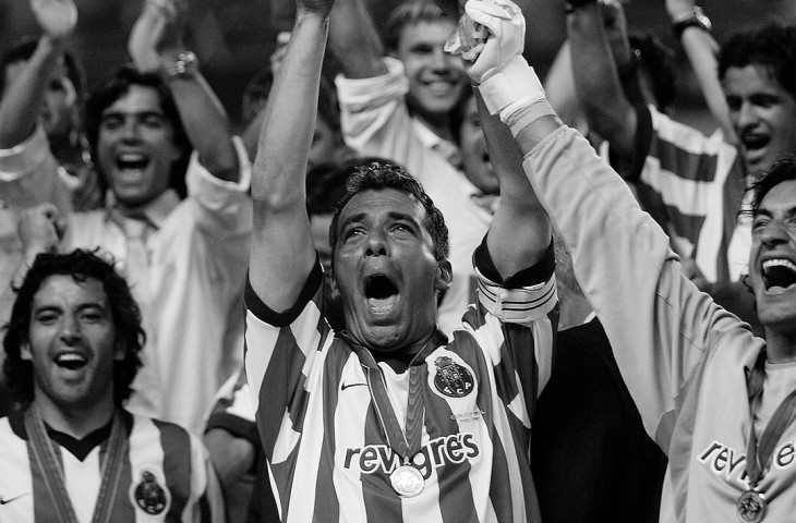 Dunia sepak bola dikejutkan oleh kabar meninggalnya mantan kapten Porto Jorge Costa di usia 53 tahun akibat serangan jantung.
