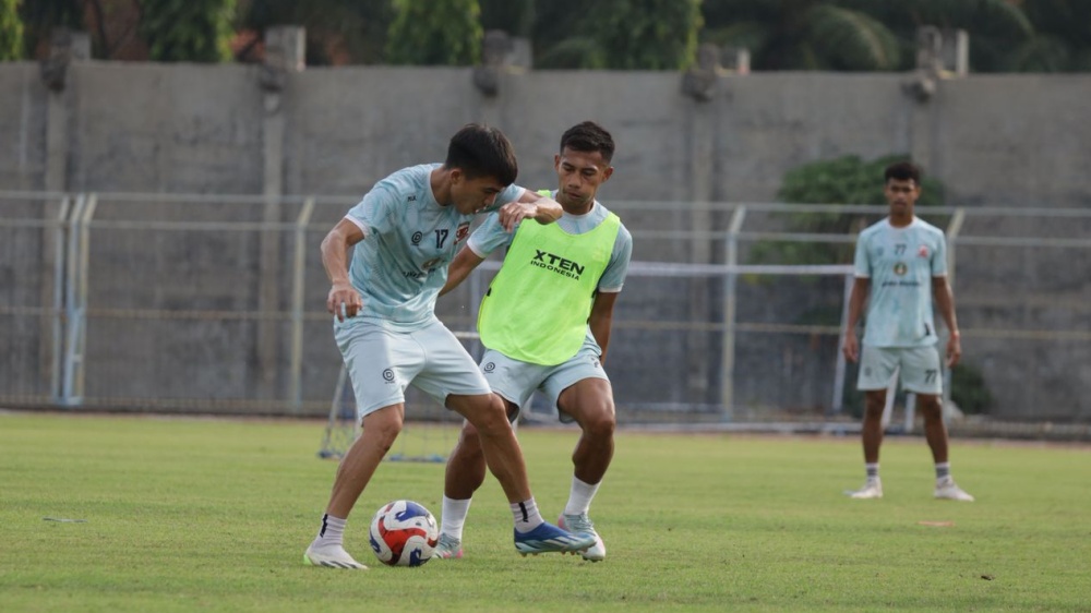 Suasana latihan Madura United terasa lebih intens jelang laga Derbi Jawa Timur melawan Persik Kediri di pekan kedua Super League 2025/26.