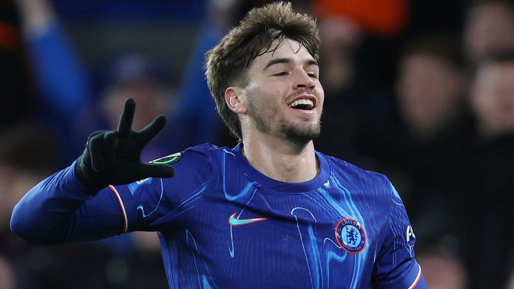 Klub promosi Sunderland berhasil mengamankan jasa penyerang muda Marc Guiu dari Chelsea dengan status pinjaman untuk musim 2025/26.
