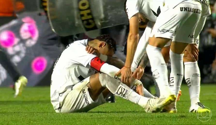 Neymar tak kuasa menahan air matanya ketika Santos mengalami kekalahan memalukan 0-6 dari Vasco da Gama di kandang sendiri.