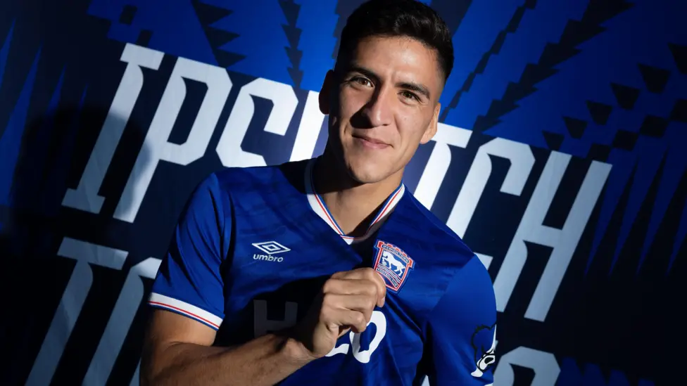 Ipswich Town telah mengamankan Marcelino Nunez dari rival sekota Norwich City dengan nilai transfer yang dikabarkan mencapai £10 juta.