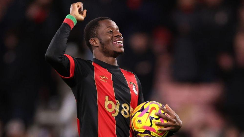 Brentford membuat gebrakan di pasar transfer dengan menyepakati transfer penyerang Bournemouth, Dango Ouattara, senilai hingga £42,5 juta.