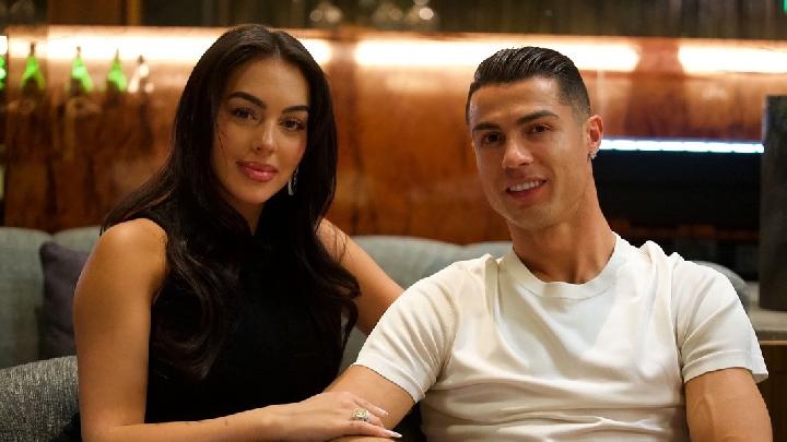 Setelah sembilan tahun menjalin hubungan, bintang sepak bola Cristiano Ronaldo dan Georgina Rodríguez akhirnya bertunangan.