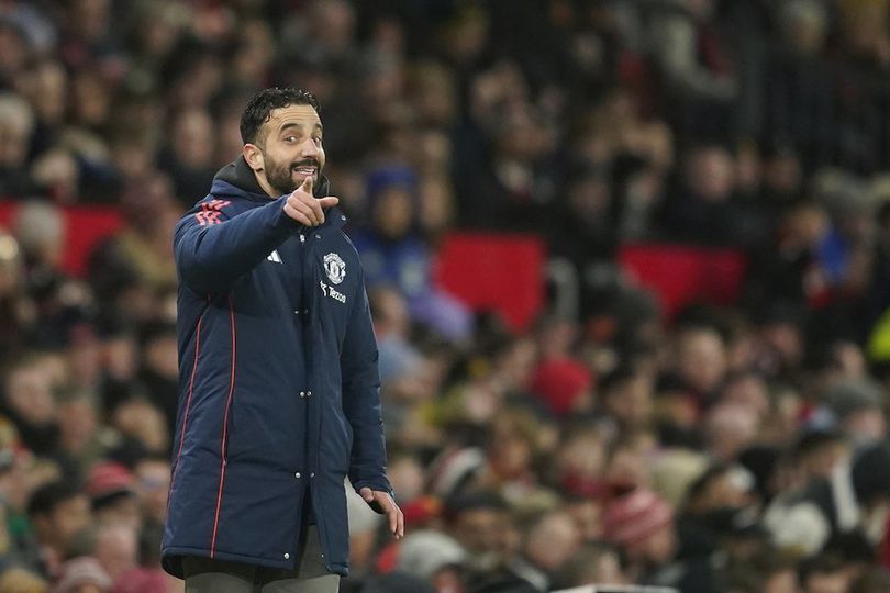 Di hadapan kerumunan wartawan di Old Trafford, Ruben Amorim berdiri dengan wajah serius menyampaikan permintaan maaf.