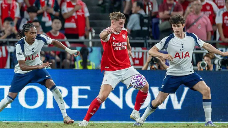 Tottenham Hotspur meraih kemenangan epik melawan Arsenal lewat gol spektakuler dari Pape Matar Sarr hampir dari setengah lapangan.
