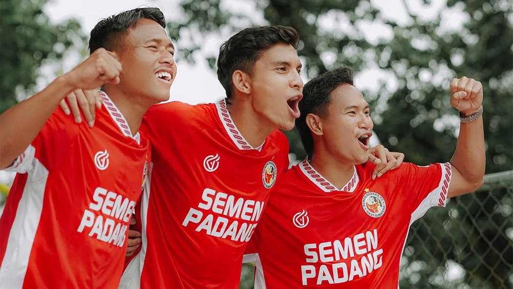 Semen Padang FC, secara resmi meluncurkan tiga desain kostum anyar untuk menyambut kompetisi Super League 2025/2026.