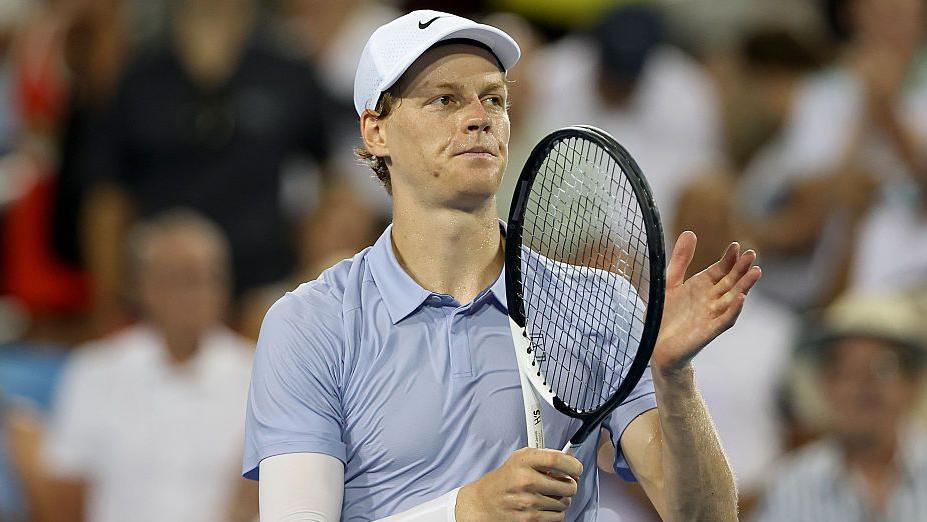 Jannik Sinner membuktikan kelasnya sebagai petenis nomor satu dunia dengan mengalahkan Adrian Mannarino 6-4 7-6 (7-4) di Cincinnati Open.
