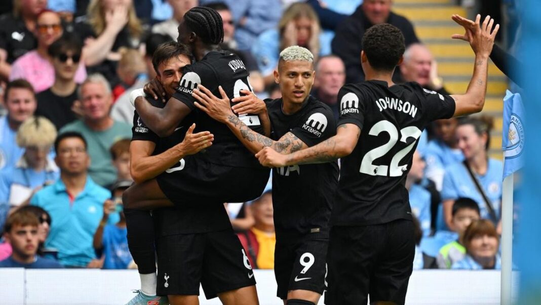 Manchester City harus rela kehilangan tiga poin di kandangnya sendiri setelah kalah di tangan Totttenham Hotspur dua gol tanpa balas.