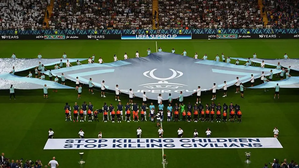 Sebuah spanduk besar terbentang di Stadio Friuli, Udine, sebelum kick-off final Piala Super antara Tottenham dan PSG.
