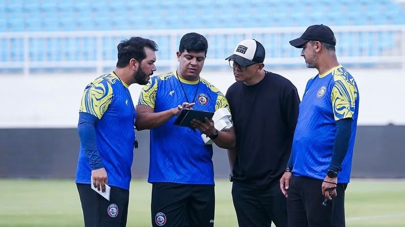 Arema FC sedang mempersiapkan diri menghadapi laga big match melawan Persib Bandung dalam pekan keenam BRI Super League 2025/26.