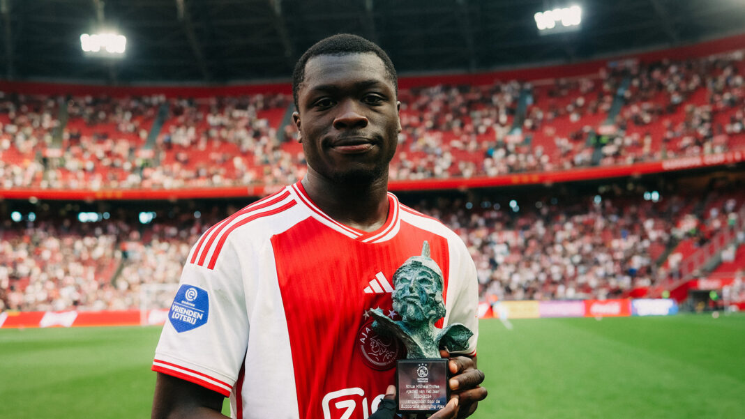 Sunderland sedang berupaya merekrut penyerang Ajax Amsterdam Brian Brobbey dengan nilai sekitar £21,6 juta.