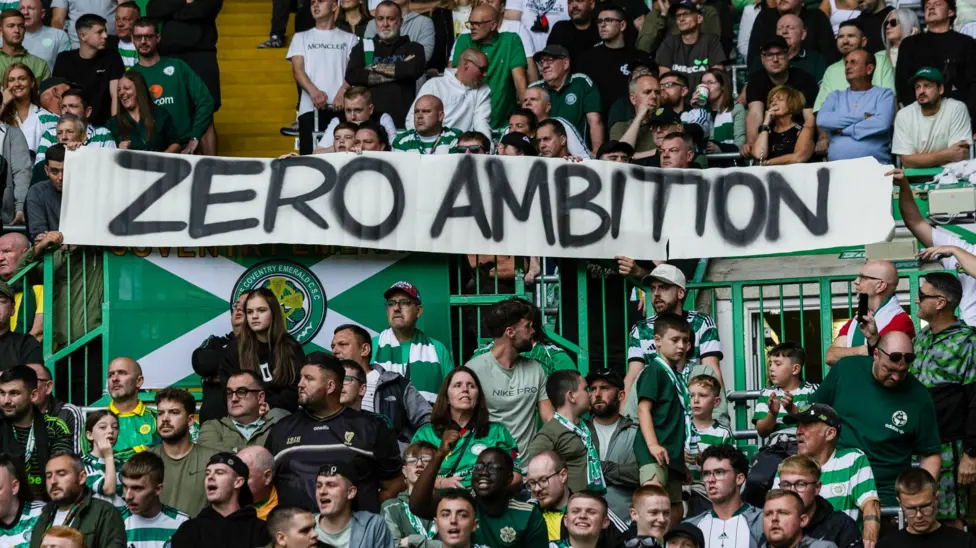 Celtic secara terbuka membela strategi transfer musim panas mereka di tengah kritik yang bermunculan dari para pendukung.